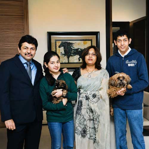 rejesh-ram-satiija-with-his-wife-daughter-garima-and-son-atul